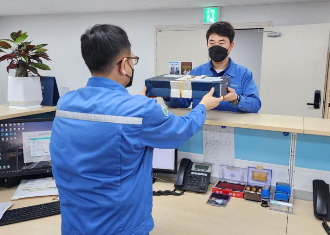 포항제철소 직원이 설 명절 선물반송센터에서 선물을 반송하고 있다. /사진=포스코