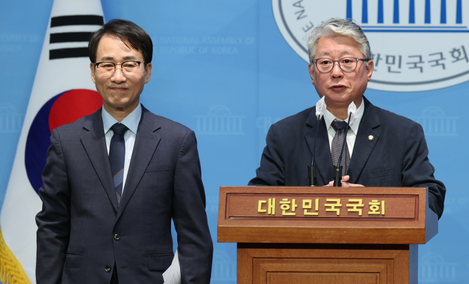 조응천 무소속 의원(경기 남양주시갑)이 제3지대 빅텐트에 전력을 다하겠다고 밝혔다. 사진은 조 의원(오른쪽), 이원욱 무소속 의원이 6일 서울 여의도 국회에서 '5대 핵심가치 발표'·'제3지대 통합을 위한 공천방안 제안' 기자회견을 하는 모습. /사진=뉴시스