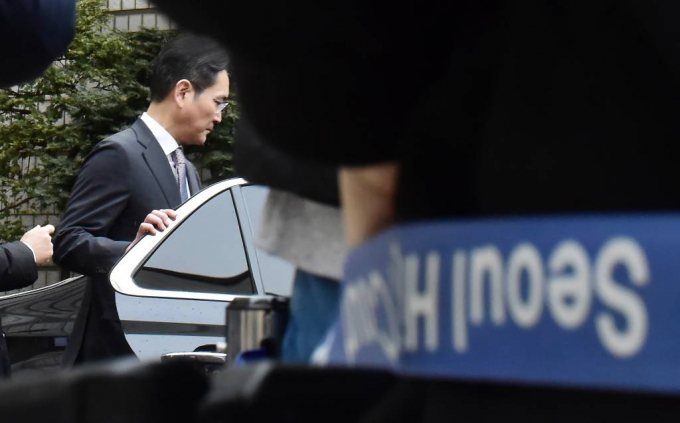 이재용 삼성전자 회장이 5일 서울 서초구 서초동 서울중앙지방법원에서 진행된 '회계부정·부당합병' 관련 1심 선고 공판을 마친 후 법정을 나서고 있다./사진=임한별(머니S)