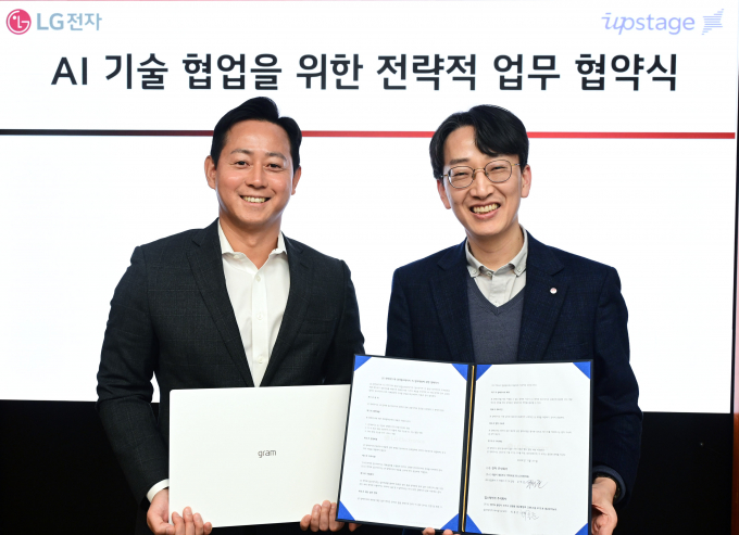 공혁준 LG전자 IT CX담당(오른쪽)과 최홍준 업스테이지 부사장이 최근 서울 여의도 LG트윈타워에서 열린 ‘온디바이스 AI 기술 개발 협력’을 위한 업무협약(MOU)식에서 기념사진을 촬영하고 있다. / 사진=LG전자