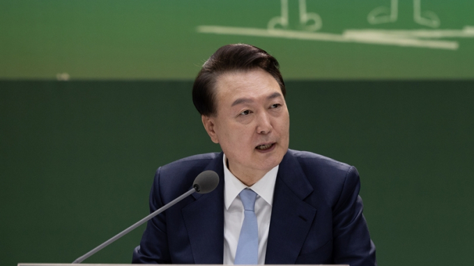 윤석열 대통령이 6일 오전 대통령실에서 열린 국무회의에서 의대 정원 확대를 두고 국민의 건강과 생명을 지키기 위한 시대적 과제라고 주장했다. 사진은 지난 5일 경기 하남 신우초등학교에서 열린 민생토론회에서 모두발언하는 윤 대통령. /사진=뉴스1