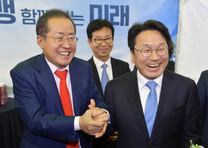 강기정 광주광역시장(오른쪽)과 홍준표 대구광역시장이 지난해 4월17일 전북 남원 지리산휴게소에서 열린 ‘광주·대구 공항특별법 동시 통과 기념행사’에 참석해 행사 식전 대화를 나누며 활짝 웃고 있다./사진=광주시