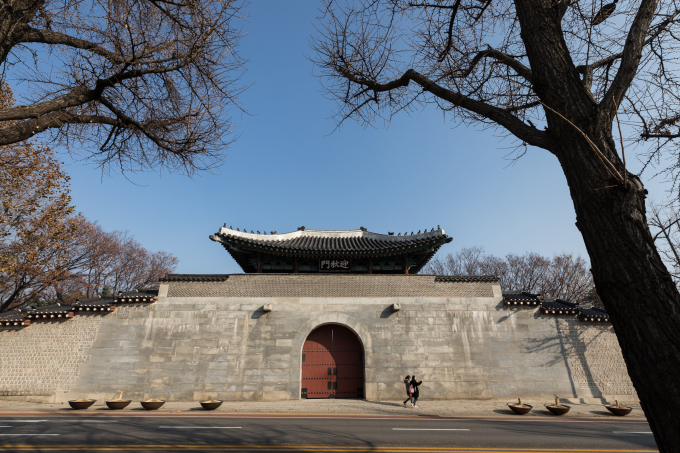 아관파천의 배후엔 친러파 이범진, 당시 주한 러시아 공사관이었던 알렉세이 스페예르, 고종의 밀사 엄상궁 등이 있었다. 사진은 지난 2018년 43년 만에 개방된 경복궁 영추문의 모습. /사진=뉴스1