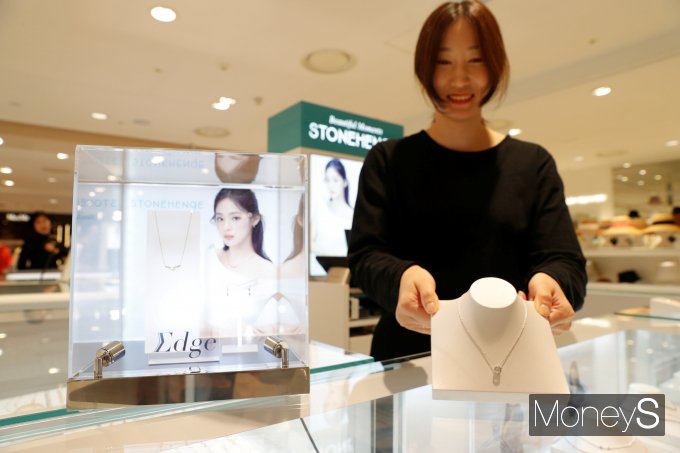 광주신세계 본관 3층 스톤헨지 매장 직원이 설 선물로 실버 목걸이를 선보이고 있다/사진=광주신세계 제공.