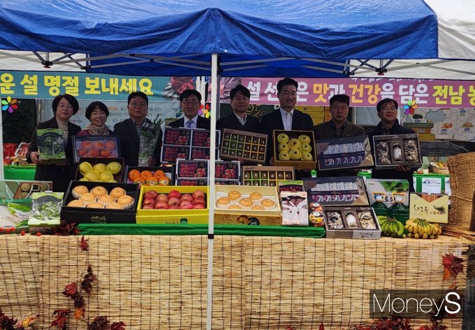 농협전남본부 관계자들이 설맞이 농특산물 직거래장터에서 판촉활동을 하고 있다/사진=농협전남본부 제고.