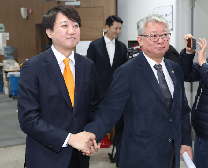 이준석 개혁신당 대표가 조응천·이원욱 무소속 의원의 제3지대 빅텐트 제안에 화답했다. 사진은 이 대표(왼쪽)와 조 의원이 6일 서울 여의도 국회 소통관에서 인사를 나누는 모습. /사진=뉴스1