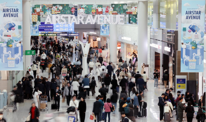 올해 설 연휴 다음 연휴는 언제인지 알아보자. 사진은 지난 16일 인천국제공항 제1여객터미널 면세구역이 인파로 북적이는 모습. /사진=뉴시스