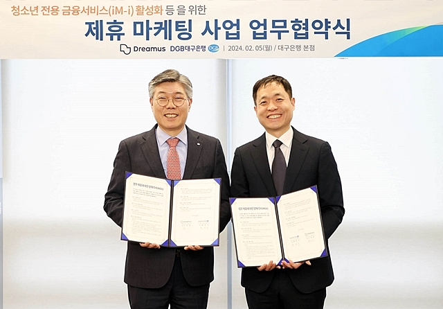 황병우 대구은행장(왼쪽)과 김동훈 드림어스컴퍼니 대표(오른쪽)이 5일 수성동 본점에서 iM-i 제휴 마케팅을 위한 업무협약을 체결한 뒤 협약서를 들어 보이고 있다./사진제공=DGB대구은행