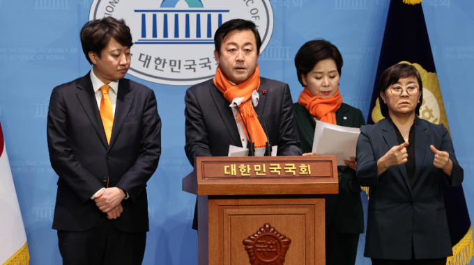 개혁신당이 6일 서울 여의도 국회 소통관에서 기자회견을 열고  '3년 이상 별거 시 사실상 혼인 파탄' 규정을 추가하고 유책배우자 재산의 최대 50% 수준의 징벌적 위자료 제도를 도입하는 공약을 발표했다. 사진은 이날 오후 릴레이 정책 발표 기자회견을 진행하는 개혁신당. /사진=뉴스1 