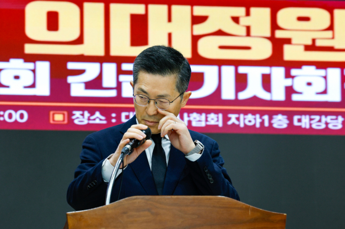 이필수 대한의사협회 회장이 6일 오전 서울 용산구 의협회관에서 '정부의 일방적인 의대정원 증원 관련 대한의사협회 긴급 기자회견을 하고 있다. /사진=뉴스1