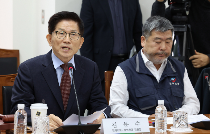 6일 경제사회노동위원회(경사노위)가 윤석열 정부 출범 이후 처음으로 대면회를 개최했다. 사진은 김문수 경제사회노동위원회 위원장(왼쪽)이 6일 서울 종로구 경제사회노동위원회 대회의실에서 열린 제13차 경제사회노동위원회 본위원회에서 인사말을 하는 모습. /사진=뉴시스(공동취재) 