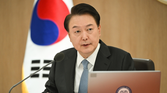 윤석열 대통령이 7일 밤 10시부터 1시간30분 동안 공영 방송 KBS에서 '특별대담 대통령실을 가다' 코너를 통해 설 연휴를 앞두고 대국민 메시지를 나눈다. 사진은 지난 6일 서울 용산 대통령실 청사에서 열린 제7회 국무회의에서 모두발언하는윤 대통령. /사진=뉴스1