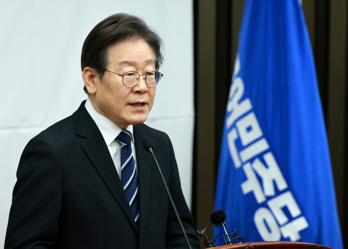 6일 더불어민주당이 현행 준연동형 비례대표제 유지와 통합비례정당 추진을 만장일치로 채택했다. 사진은 이재명 더불어민주당 대표가 6일 서울 여의도 국회에서 열린 의원총회에서 발언하는 모습. /사진=뉴시스