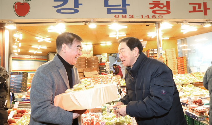 염종현 경기도의회 의장이 설을 앞둔 6일 '찾아가는 현장 도의회' 활동의 일환으로 전통시장을 찾아 경기 침체 속 어려움을 겪는 상인들과 소통하는 민생 행보에 나섰다. / 사진제공=경기도의회