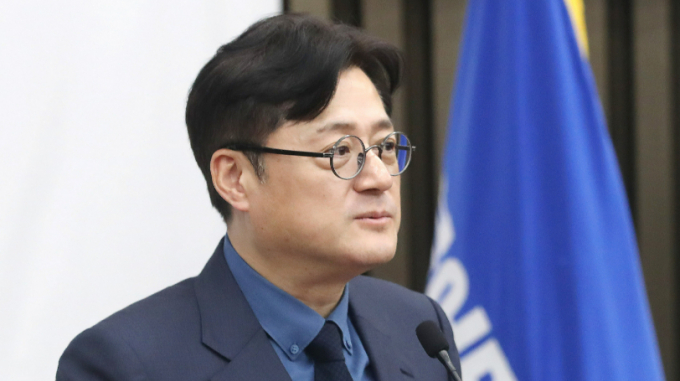 더불어민주당이 6일 의원총회를 열고 이재명 대표의 현행 준연동형 유지를 담은 통합형비례정당에 대해 만장일치로 찬성했다. 사진은 이날 오후 2시 의원총회에서 발언하고 있는 홍익표 더불어민주당 원내대표. /사진=뉴스1