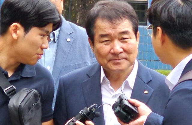 공직선거법 위반으로 구속영장이 청구된 김충섭 경북 김천시장이 31일 오전 대구지법 김천지원 법정으로 출석하고 있다./사진제공=뉴스1 
