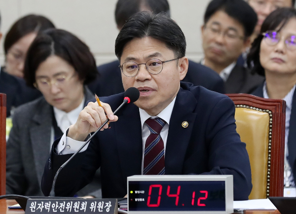 재판부가 후쿠시마 오염수 방류와 관련해 일본 정부 측에 요청한 자료를 공개하라는 판결을 내렸다. 사진은 지난해 10월26일 서울 여의도 국회에서 열린 과학기술정보통신위원회 종합감사에서 질의에 답하는 유국희 원자력안전위원회 위원장. 사진은 기사내용과 무관. /사진=뉴시스