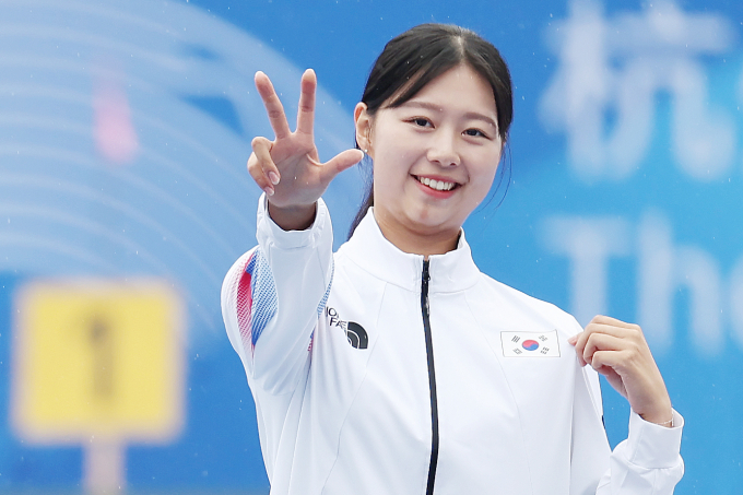  지난해 2022 중국 항저우 아시안게임에서 양궁 3관왕을 달성한 임시현(한국체대)이 제70회 대한체육회 체육상의 대상인 체육대상 수상자로 결정됐다. 지난해 10월 7일 오전 중국 항저우 푸양 인후 스포츠센터 양궁장에서 열린 2022 항저우 아시안게임 양궁 리커브 여자 개인전에서 금메달을 목에 건 임시현이 시상대에 올라 아시안게임 3관왕의 의미를 담아 손가락 세 개를 펼치며 환하게 웃는 모습. /사진=뉴스1