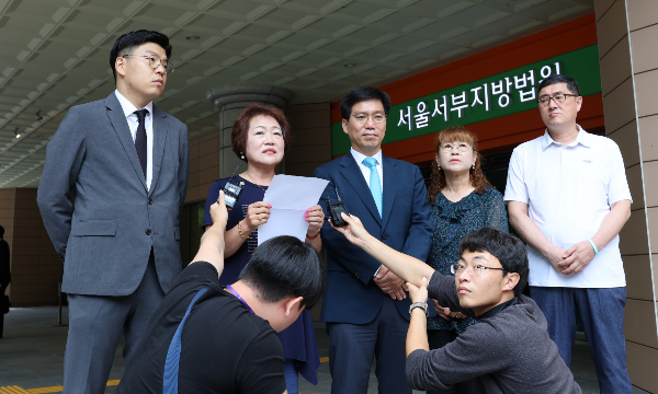 청소노동자들의 시위로 인해 수업을 방해 받았다며 소송을 제기한 연세대학교 학생이 1심에서 패소했다. 사진은 지난 2023년 8월 김현옥 민주노총 공공운수노조 연세대 분회장(왼쪽 두 번째)이 서울 마포구 서울서부지방법원에서 열린 연세대 학생의 청소노동자 상대 손해배상 청구 소송 속행 변론기일에 출석한 후 입장을 밝히는 모습. / 사진=뉴스1