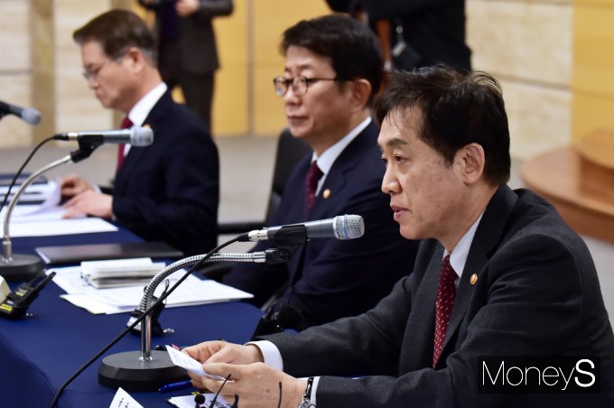 [머니S포토] 금융위 김주현 