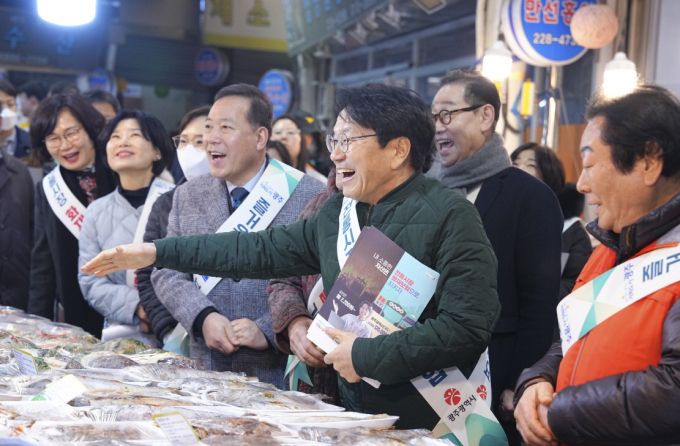 강기정 광주광역시장이 설 명절을 앞두고 6일 오전 동구 대인시장을 방문해 상인들을 격려하며 전통시장 화재공제 가입 캠페인을 벌이고 있다./사진=광주시