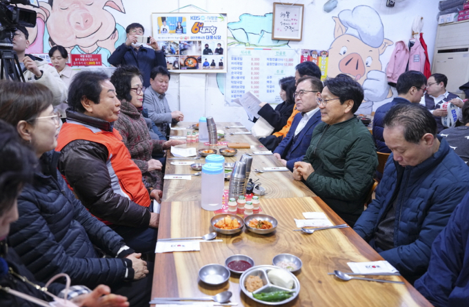 강기정 광주광역시장이 설 명절을 앞두고 6일 오전 동구 대인시장을 방문해 전통시장 화재공제 가입 캠페인을 마친 뒤 상인회와 간담회를 하고 있다./사진=광주시