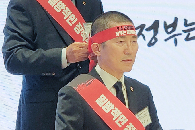 이필수 의협 회장이 지난해 11월26일 의협회관에서 열린 '전국 의사 대표자 및 확대 임원 연석회의'에서 정부의 의대 정원 확대 정책에 반발하며 삭발식을 한 뒤 투쟁 머리띠를 묶고 있다. /사진=뉴스1 황진중 기자