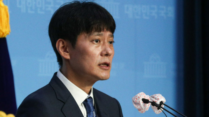 더불어민주당 검찰독재정치탄압대책위원회가 6일 오후 서울 여의도 국회에서 기자회견을 열고 윤석열 대통령 측근 전·현직 검사들의 보수 '양지' 쏠림 현상에 대해 비판했다. 사진은 지난 2020년 한민수 더불어민주당 대변인이 국회 소통관에서 기자회견 하는 모습. /사진=뉴스1