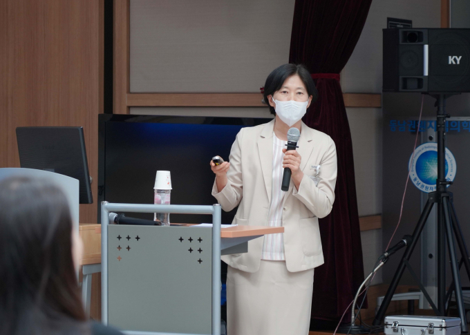 장희순 동남권원자력의학원 간호부장이 임상연수에서 의학원을 소개하고 있다./사진=동남권원자력의학원