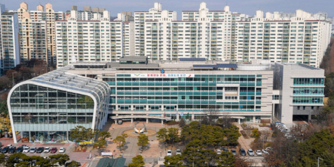 오산시(시장 이권재)가 설 연휴 기간 중 환경오염물질을 불법으로 배출하는 행위를 사전에 예방하고자 산업단지와 미세먼지 다량 배출 사업장 등 취약시설에 대한 특별감시활동에 나선다. 사진은 오산시청사 전경. / 사진제공=오산시