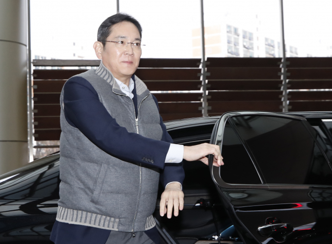 이재용 삼성전자 회장이 6일 오후 김포국제공항을 통해 UAE 수도 아부다비로 출국하고 있다. / 사진=뉴스1 