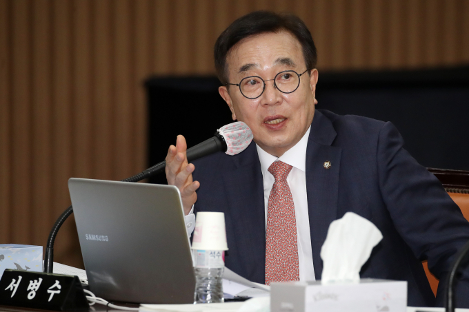 5선 중진 서병수 국민의힘 의원이 현 지역구를 떠나 '보수 험지'로 분류되는 부산 북·강서갑 출마를 선언했다. 사진은 지난해 10월17일 대구 북구 경북대에서 열린 국회 교육위원회의 경북대, 강원대, 대구교대, 경북대병원, 강원대병원, 경북대치과병원, 강릉원주대치과병원에 대한 2023년도 국정감사에서 질의하는 서 의원의 모습. /사진=뉴스1