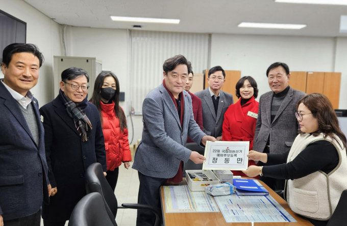 정동만 의원이 6일 기장선관위를 방문해 예비후보 등록을 했다.(왼쪽부터 박우식 기장군의회 의장, 박종철 부산시의원, 구혜진 군의원, 정동만 의원, 박기조·구본영·맹승자·박홍복 군의원/사진=정동만의원실