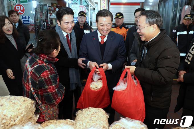 [사진] 명절 성수품 구매하는 고기동 차관