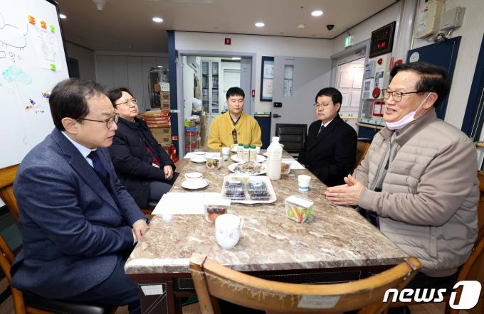 [사진] 노인요양공동생활가정 방문한 김승호 인사혁신처장