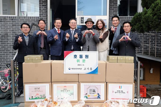 [사진] 위문품 전달한 고기동 차관