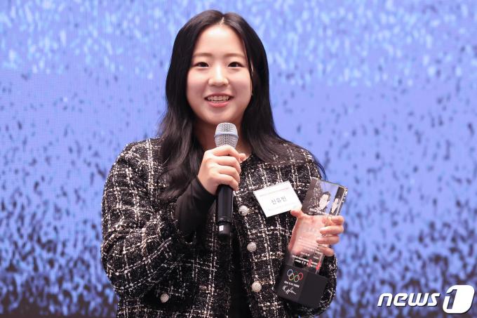 [사진] 신유빈 '대상 트로피 손에 들고'