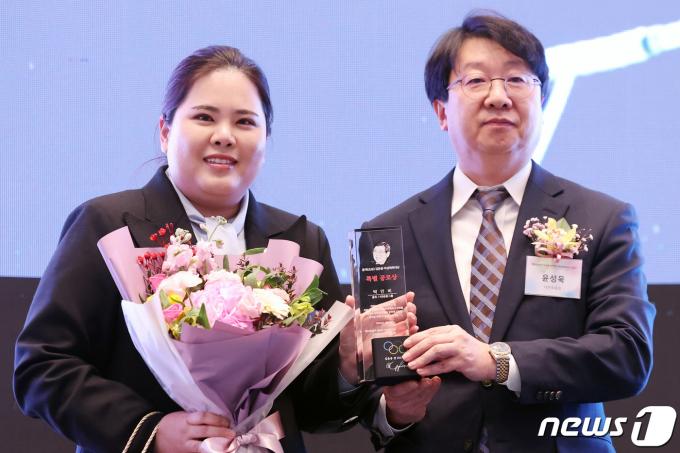 [사진] 박인비, 윤곡상서 특별공로상 수상