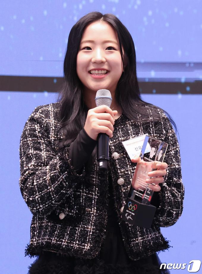 [사진] 대상 수상 소감 밝히는 '삐약이' 신유빈