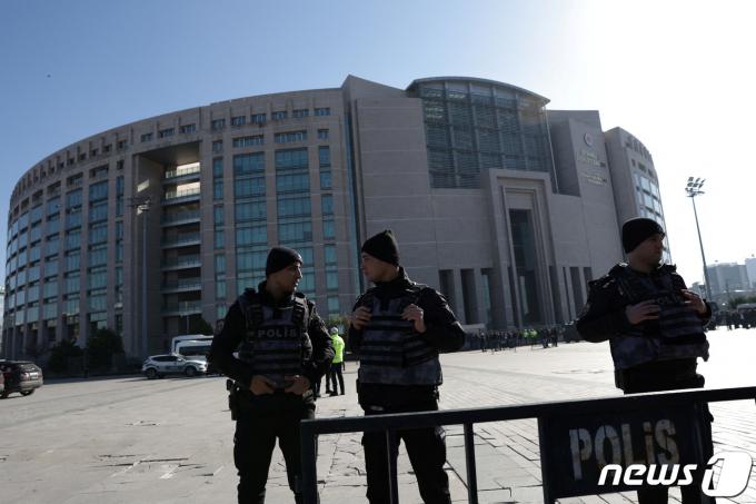 튀르키예 이스탄불의 법원 청사 검문소에서 6일(현지시간) 테러 시도가 발생했다. 현지 경찰은 용의자 2명을 사살했다고 밝혔다. 2024.2.6 ⓒ 로이터=뉴스1 ⓒ News1 강민경 기자