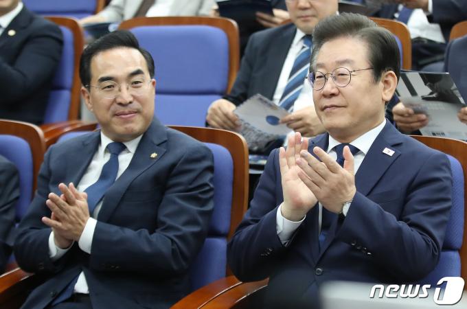 이재명 더불어민주당 대표와 박홍근 원내대표가 지난해 4월28일 오전 서울 여의도 국회에서 열린 '제4기 원내대표 선출 의원총회'에서 박수를 치고 있다./뉴스1 ⓒ News1 임세영 기자