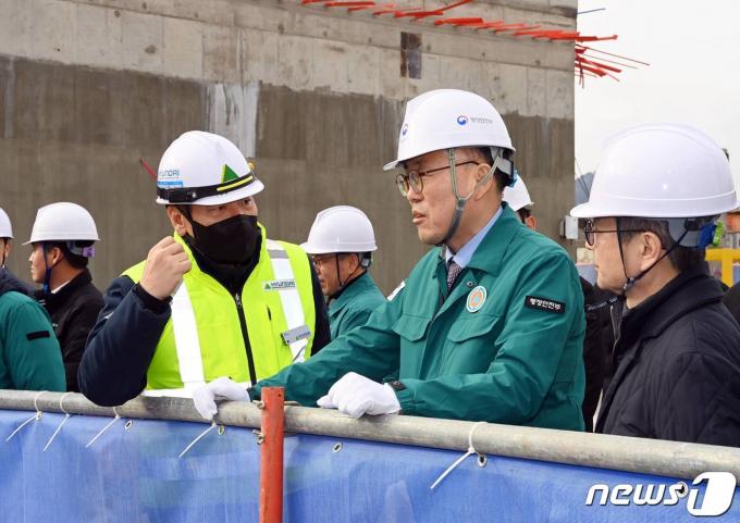 [사진] 이한경 본부장, 민간건축물 최초 내진보강 지원 현장방문