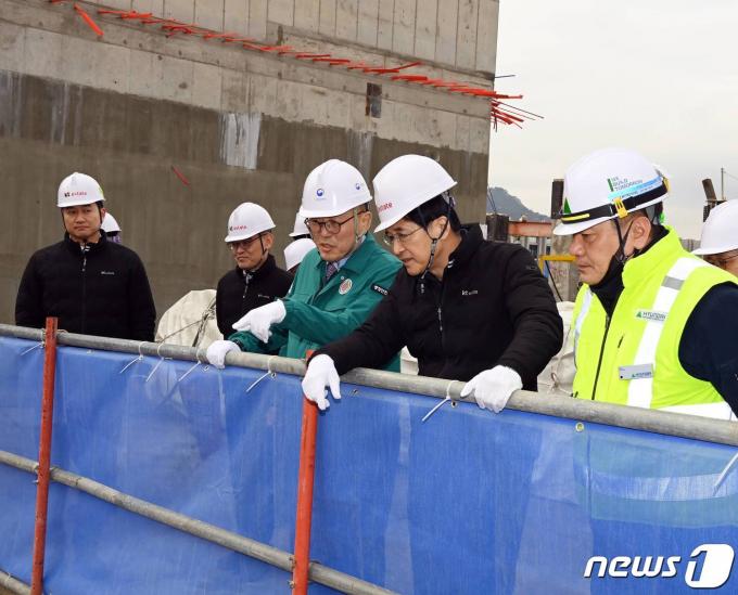 [사진] 이한경 본부장, 민간건축물 최초 내진보강 지원 현장방문
