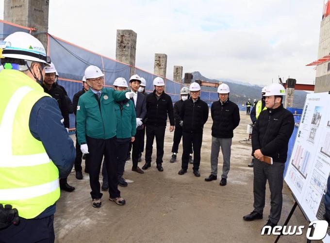 [사진] 이한경 본부장, 민간건축물 최초 내진보강 지원 현장방문