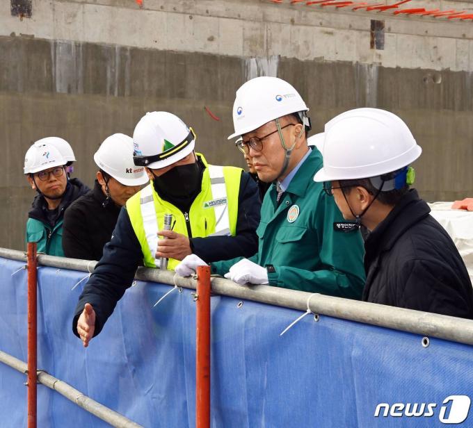 [사진] 이한경 본부장, 민간건축물 최초 내진보강 지원 현장방문