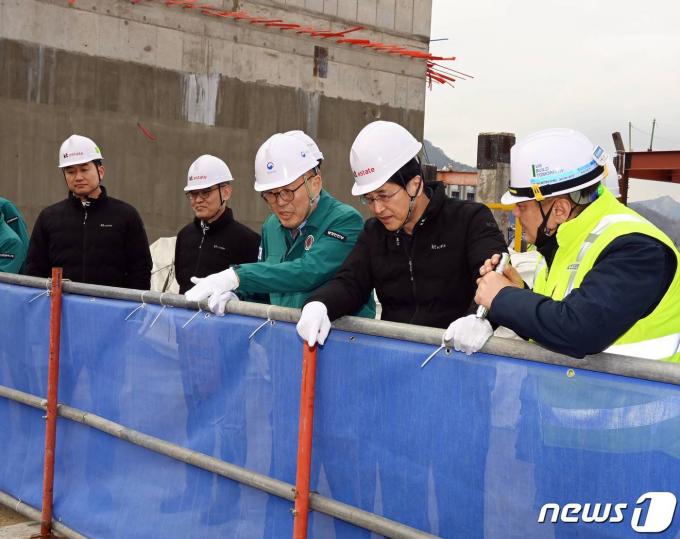 [사진] 이한경 본부장, 민간건축물 최초 내진보강 지원 현장방문