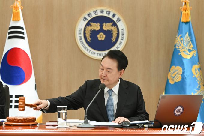 윤석열 대통령이 6일 용산 대통령실 청사에서 열린 제7회 국무회의를 주재하며 의사봉을 두드리고 있다. (대통령실 제공) 2024.2.6/뉴스1 ⓒ News1 오대일 기자