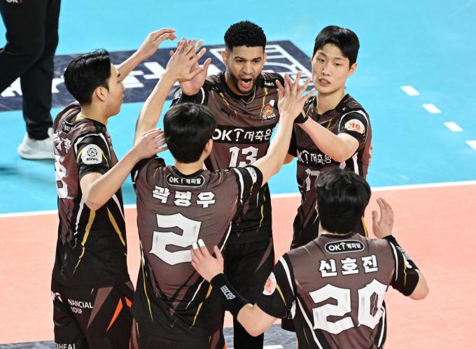 OK금융그룹이 삼성화재를 꺾고 3위로 올라섰다 (한국배구연맹 제공)