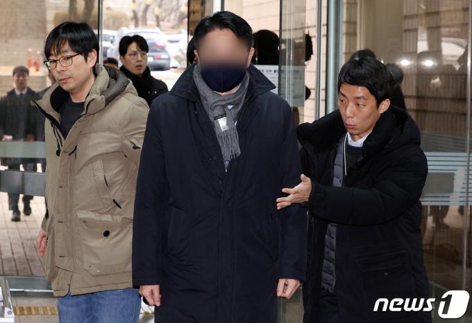 검찰 수사관에게 SPC그룹 회장 수사 정보 유출을 청탁한 혐의를 받는 SPC 임원 A씨가 6일 오전 서울 서초구 서울중앙지법에서 열린 구속 전 피의지 심문(영장실질심사)에 출석하고 있다. 2024.2.6/뉴스1 ⓒ News1 장수영 기자
