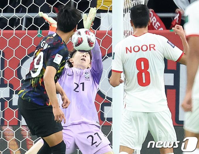 [사진] 전반 실점 위기 막은 조현우의 선방쇼